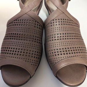 Pre-Loved Women's Easy Street Peep Toe, Chunky Heels in Beige Size 9